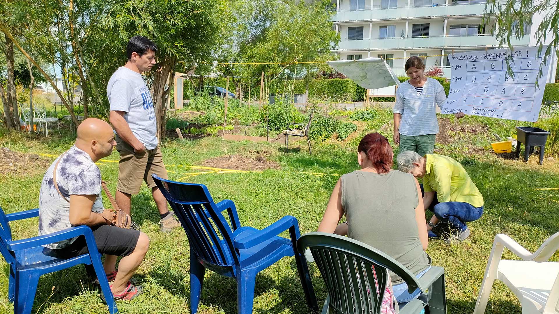 MultiBioKulti, Wissensvermttlung an einem Workshop: Fruchtfolge bedeutet auch Bodenpflege und vorbeugender Pflanzenschutz. Foto: Bigi Obrist