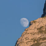 La lune sur le point de disparaître derrière l'Eiger au-dessus de Grindelwald le 23 juillet 2018, quatre jours avant la plus longue éclipse lunaire du 21e siècle. Foto: Dirk Rahnenführer