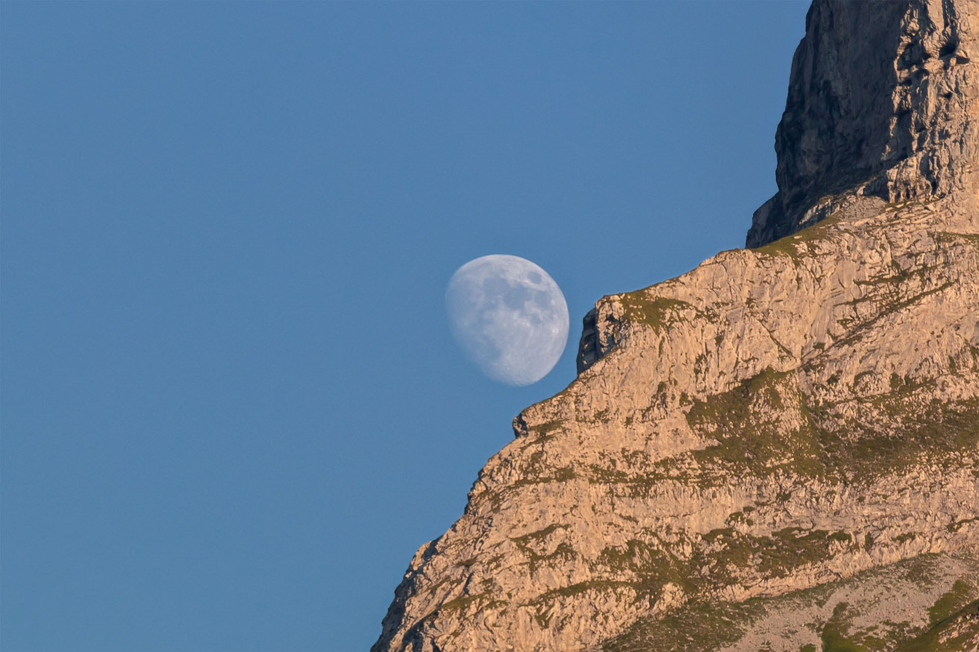 Aufnahme des Mondes über Grindelwald vom 23. Juli 2018: Der Mond verschwindet gerade hinter dem Eigermassiv. Vier Tage später, am 27. Juli 2018, fand die längste Mondfinsternis des 21. Jahrhunderts statt. Bild: Dirk Rahnenführer